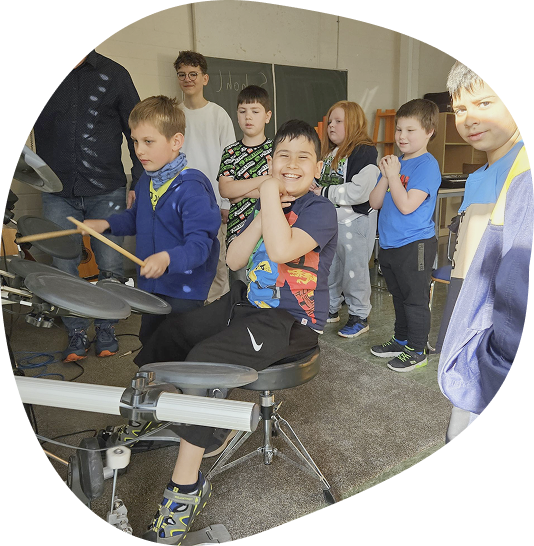 Kinder im Musikunterricht